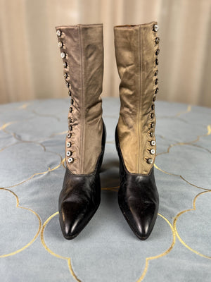 Bottes de soirée montantes bicolores à boutons, vers 1900