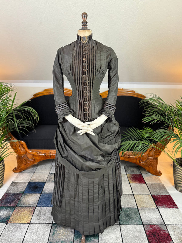 1870-1889 Antique Dresses ANTIQUE GOWN 1870-1889 Antique Dresses ANTIQUE GOWN