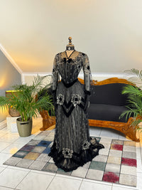 MARC WALTER Exceptional Evening Gown ca. 1904 – Parisian Couture Lace, Tulle & Velvet Masterpiece