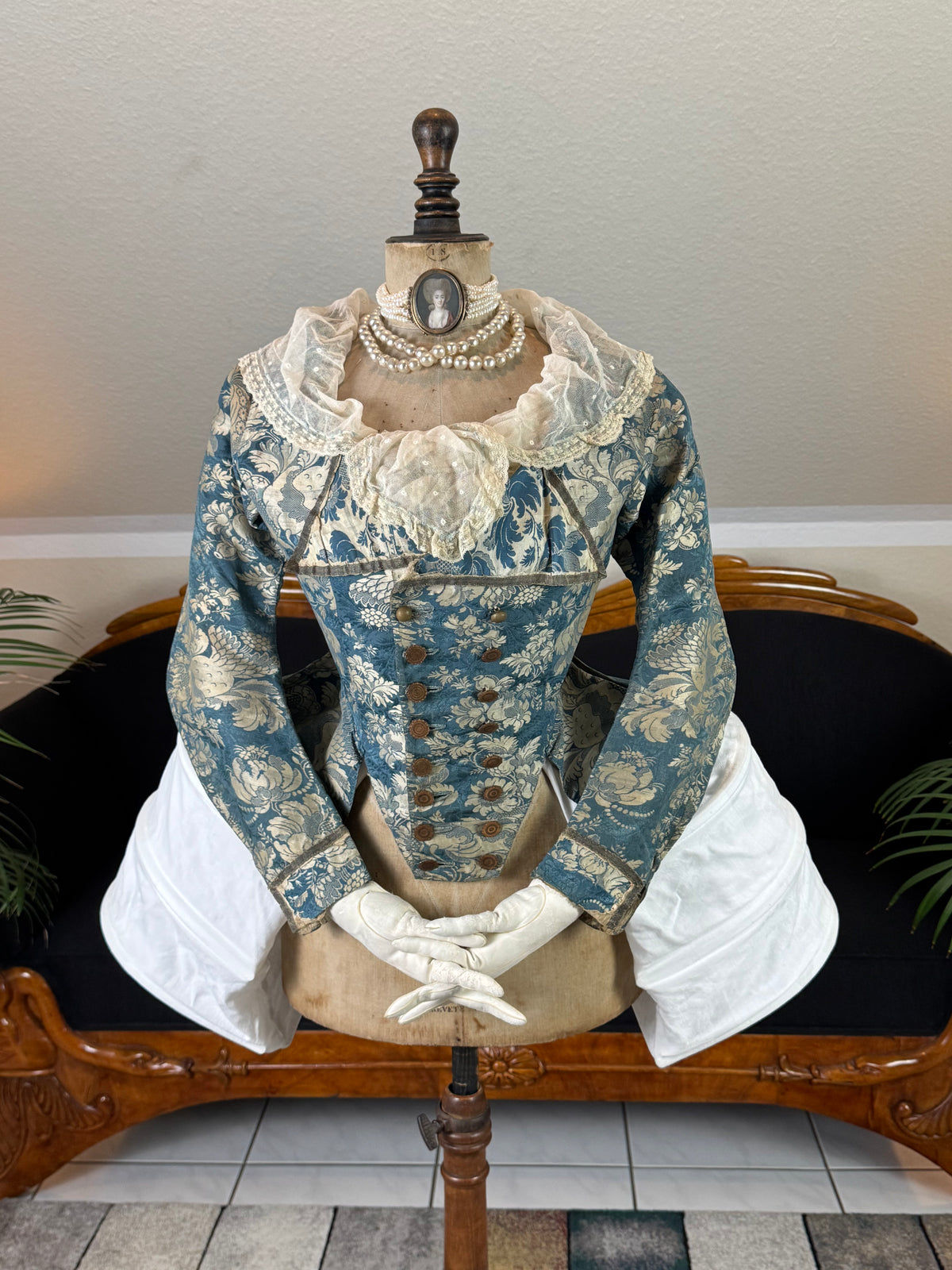 Rococo Caraco 1750 – Blue‑White Floral Silk, Riding‑Style Jacket