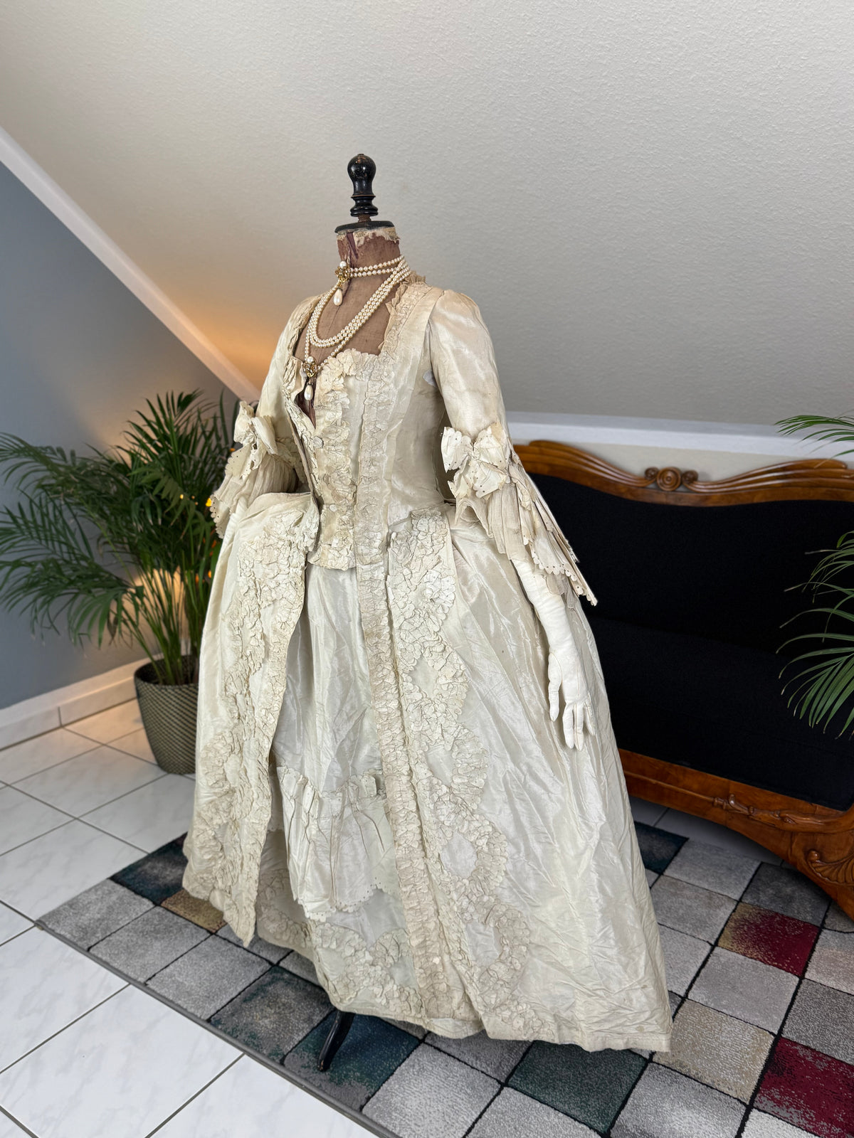 Robe rococo ivoire à la Française et jupon, ca. 1765