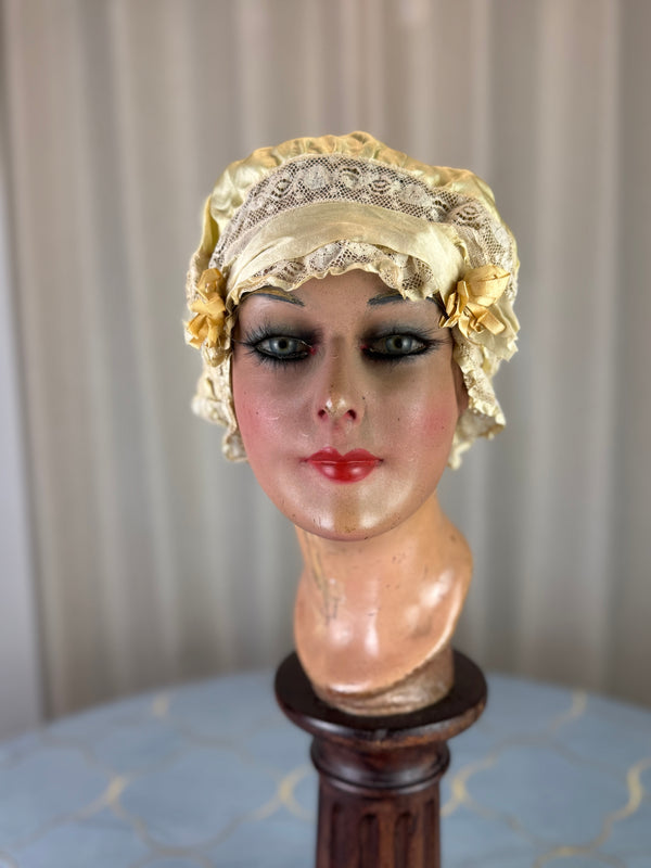 Casquette de boudoir jaune antique, années 1920