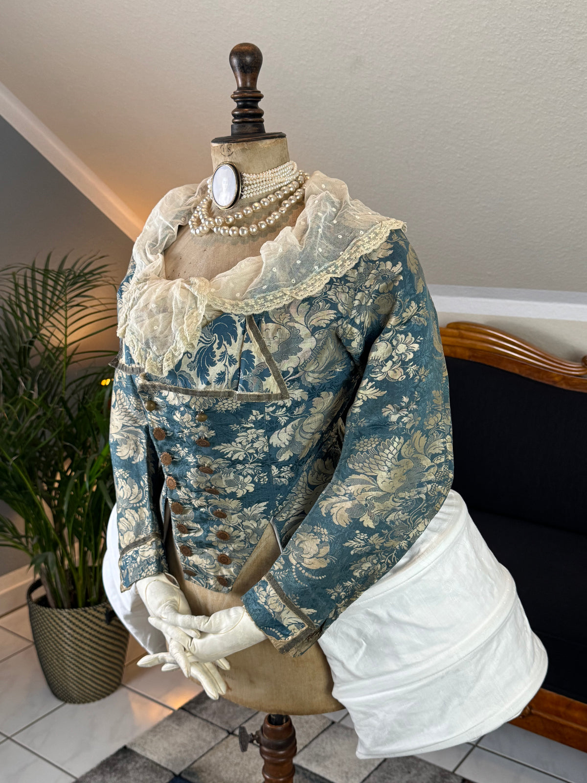 Rococo Caraco 1750 – Blue‑White Floral Silk, Riding‑Style Jacket