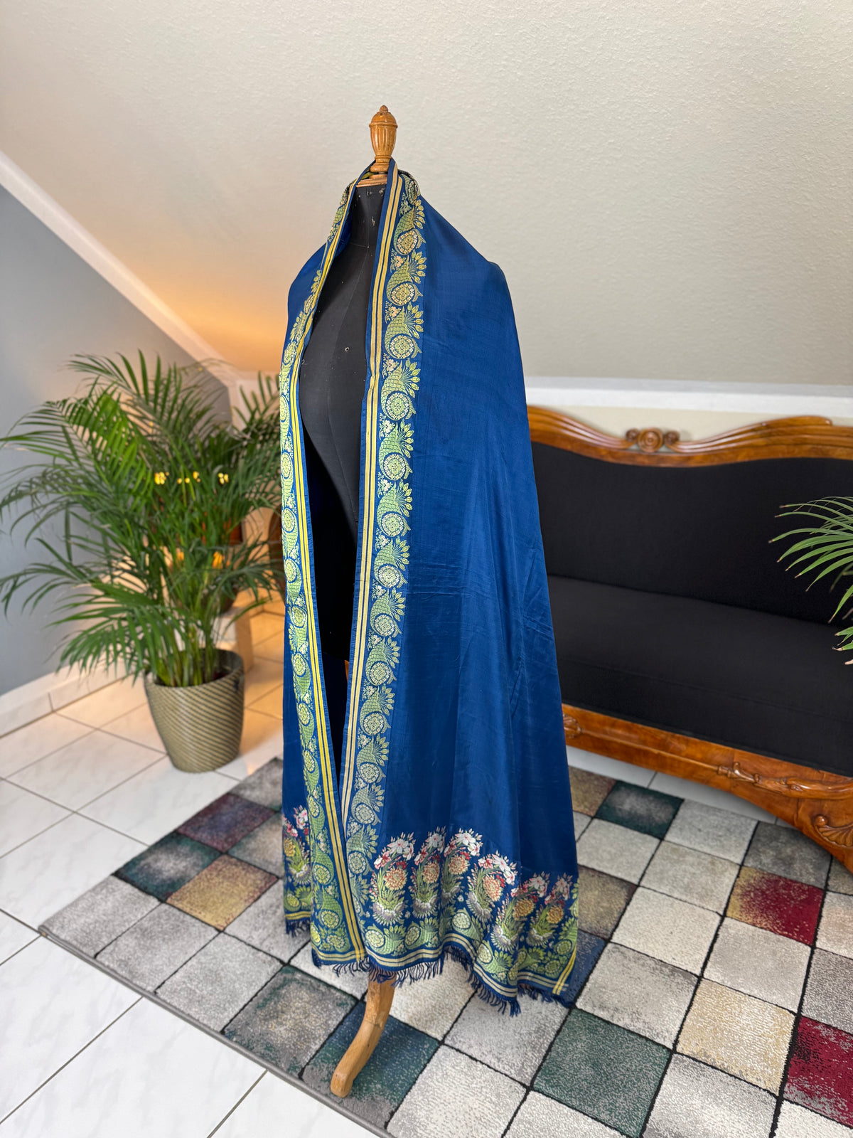 Rococo Elegance in Spitalfields Silk – Antique Stole, ca. 1790