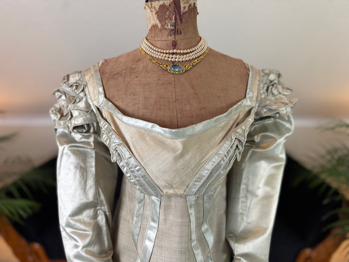 Robe du soir Empire en challis et satin bleu, vers 1815