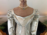 Robe du soir Empire en challis et satin bleu, vers 1815