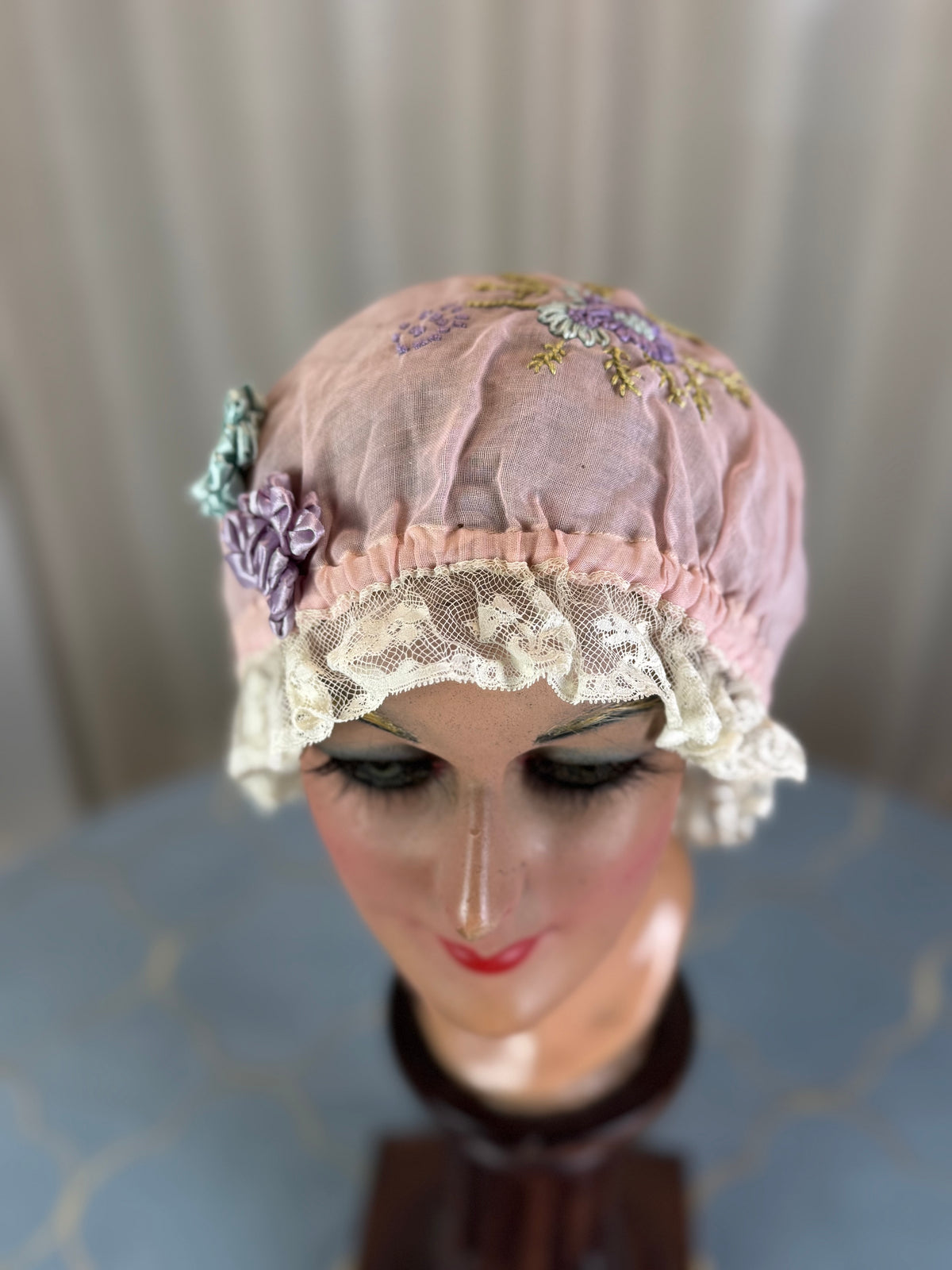 Casquette de boudoir violette antique, années 1920