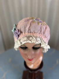 Casquette de boudoir violette antique, années 1920