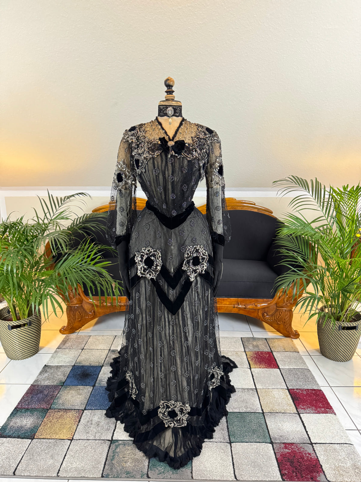 MARC WALTER Exceptional Evening Gown ca. 1904 – Parisian Couture Lace, Tulle & Velvet Masterpiece