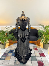 MARC WALTER Exceptional Evening Gown ca. 1904 – Parisian Couture Lace, Tulle & Velvet Masterpiece