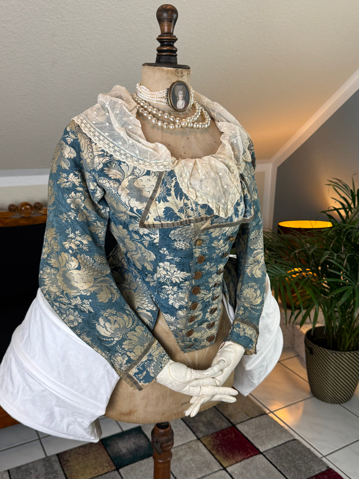 Rococo Caraco 1750 – Blue‑White Floral Silk, Riding‑Style Jacket