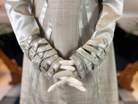 Robe du soir Empire en challis et satin bleu, vers 1815