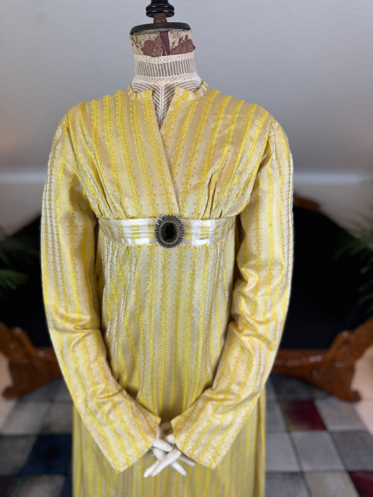 Robe du soir Empire en soie à motifs, vers 1810