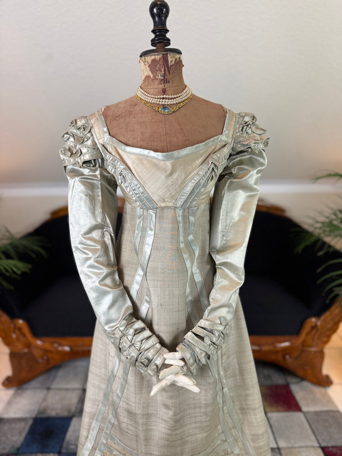 Robe du soir Empire en challis et satin bleu, vers 1815