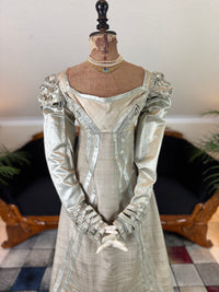 Robe du soir Empire en challis et satin bleu, vers 1815