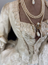 Robe rococo ivoire à la Française et jupon, ca. 1765