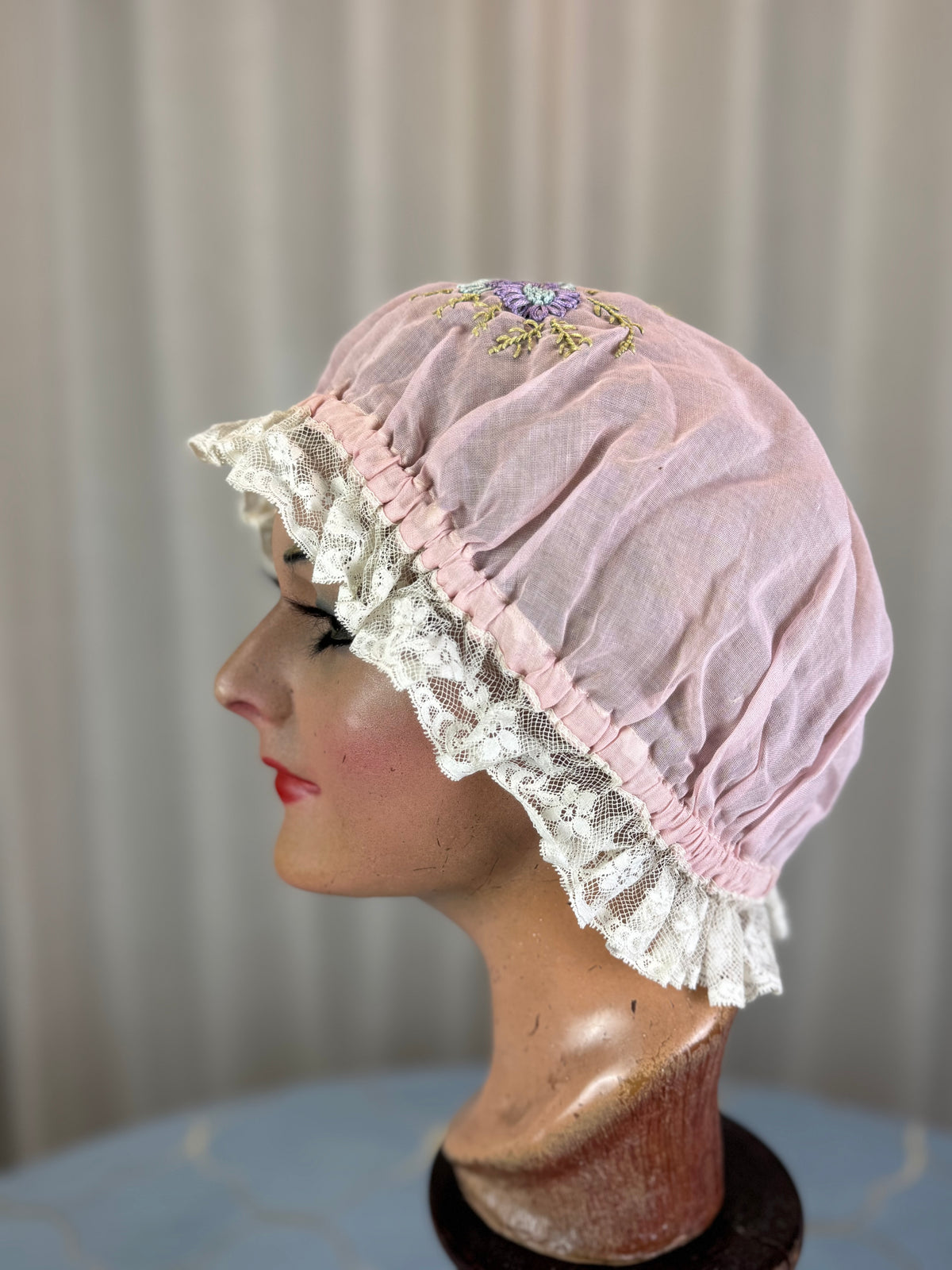 Casquette de boudoir violette antique, années 1920