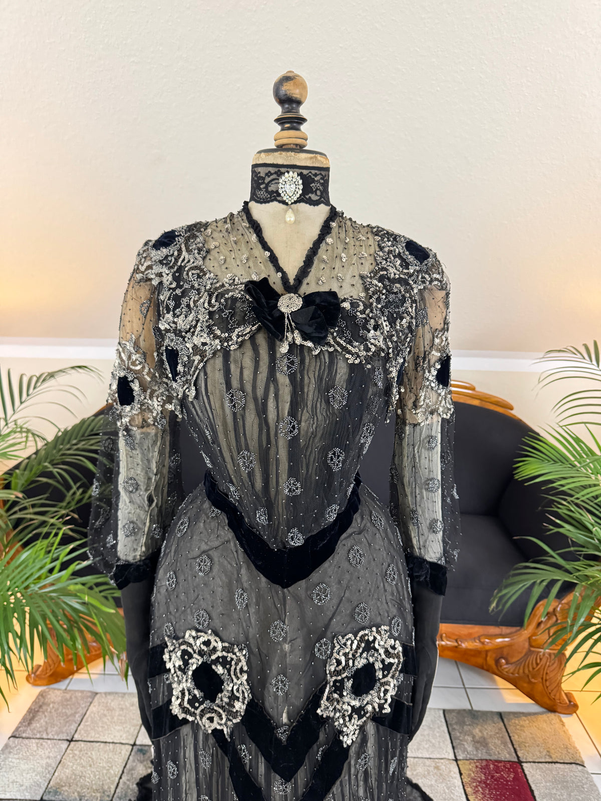 MARC WALTER Exceptional Evening Gown ca. 1904 – Parisian Couture Lace, Tulle & Velvet Masterpiece