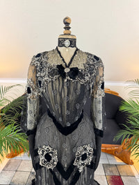 MARC WALTER Exceptional Evening Gown ca. 1904 – Parisian Couture Lace, Tulle & Velvet Masterpiece
