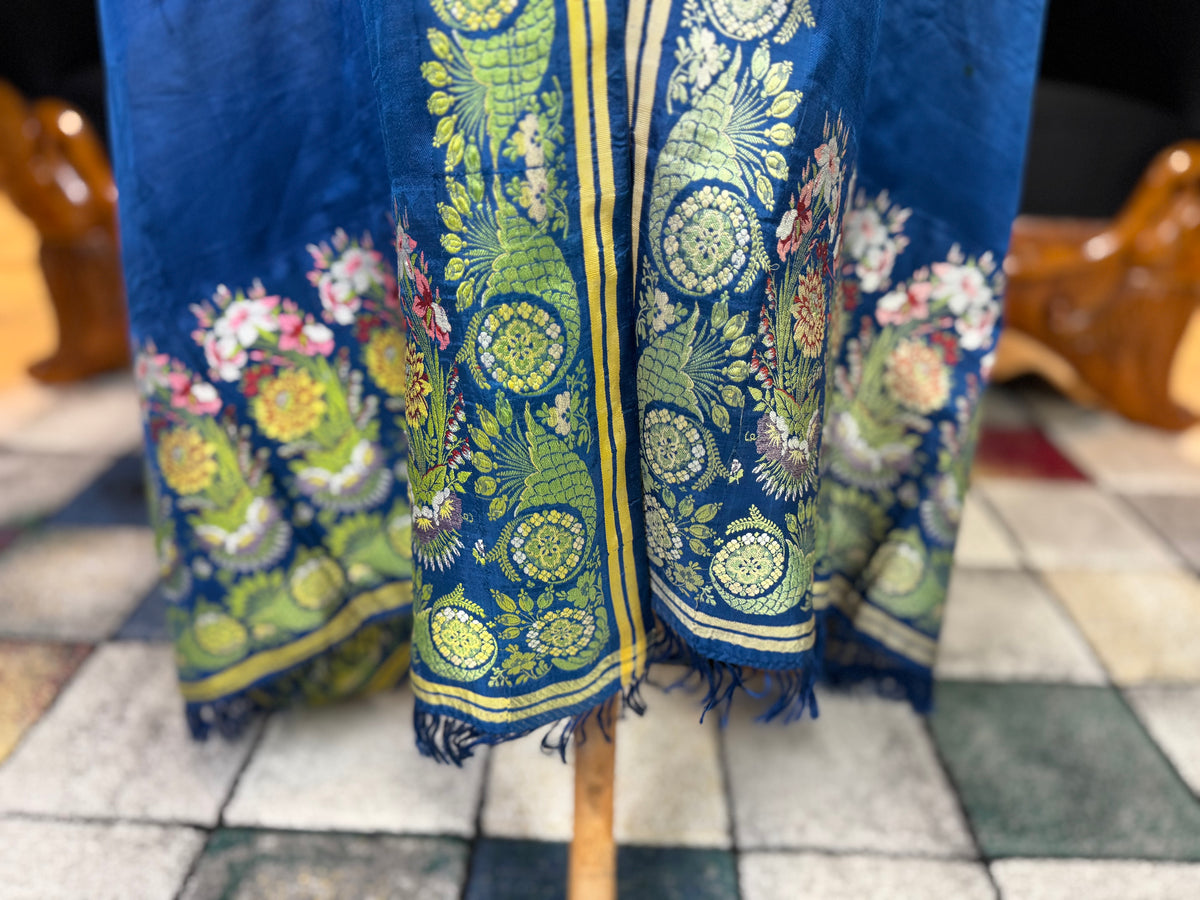 Rococo Elegance in Spitalfields Silk – Antique Stole, ca. 1790