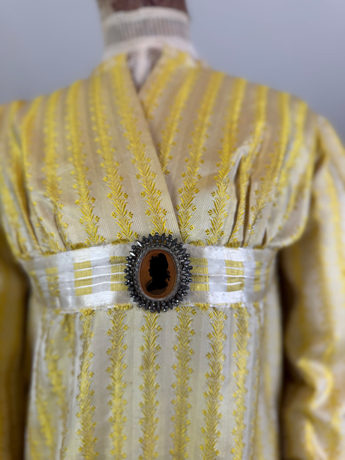 Robe du soir Empire en soie à motifs, vers 1810