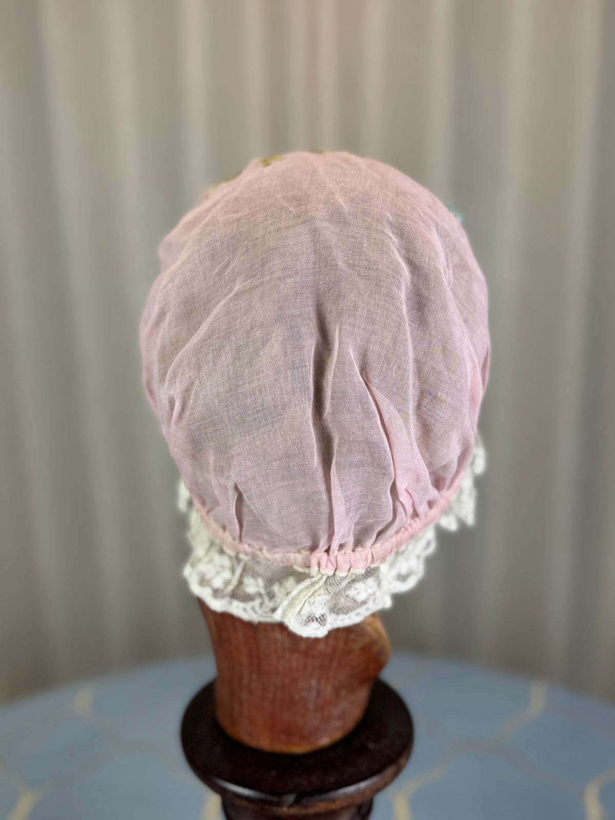 Casquette de boudoir violette antique, années 1920