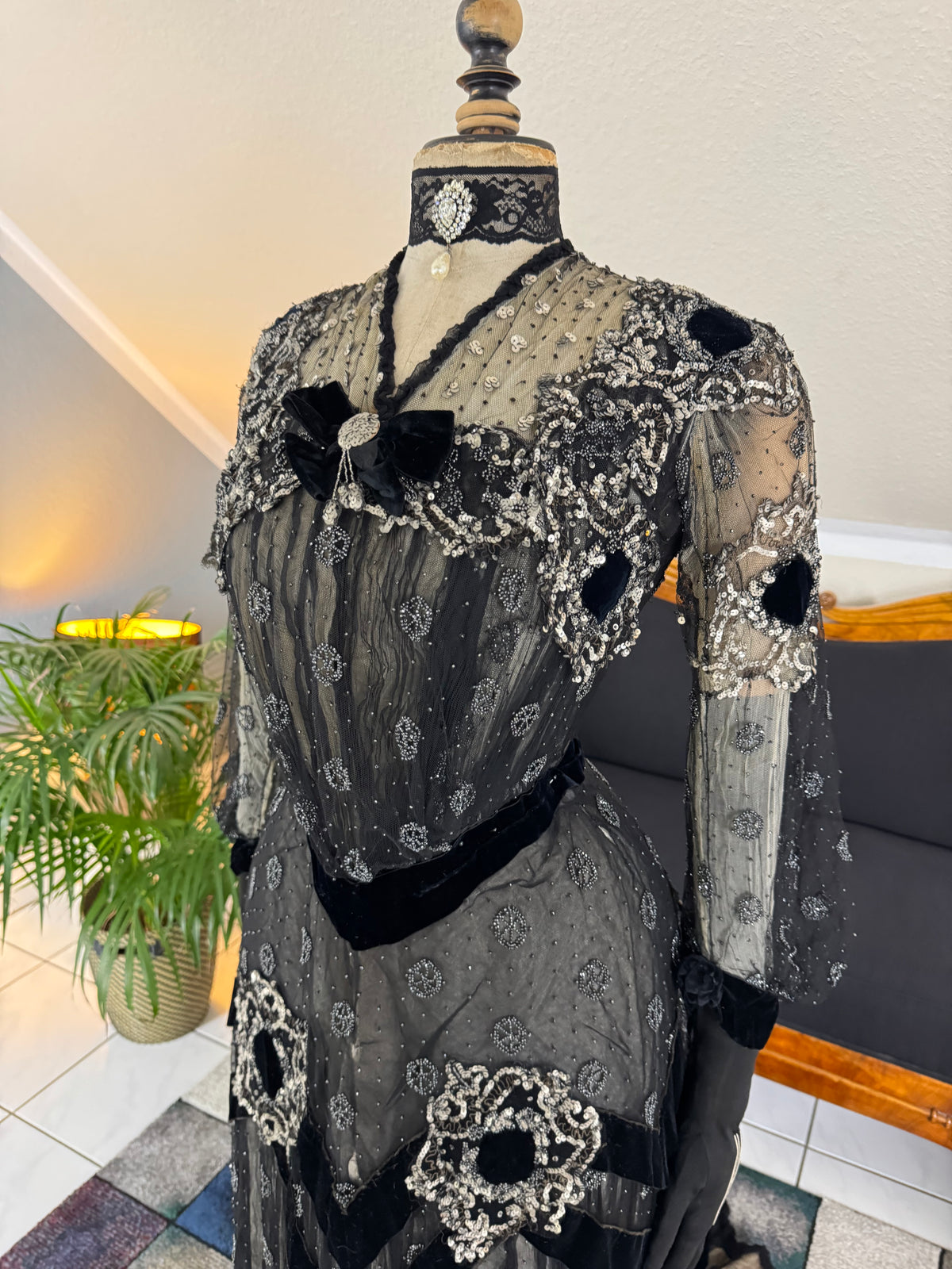 MARC WALTER Exceptional Evening Gown ca. 1904 – Parisian Couture Lace, Tulle & Velvet Masterpiece