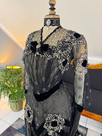 MARC WALTER Exceptional Evening Gown ca. 1904 – Parisian Couture Lace, Tulle & Velvet Masterpiece