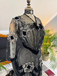 MARC WALTER Exceptional Evening Gown ca. 1904 – Parisian Couture Lace, Tulle & Velvet Masterpiece