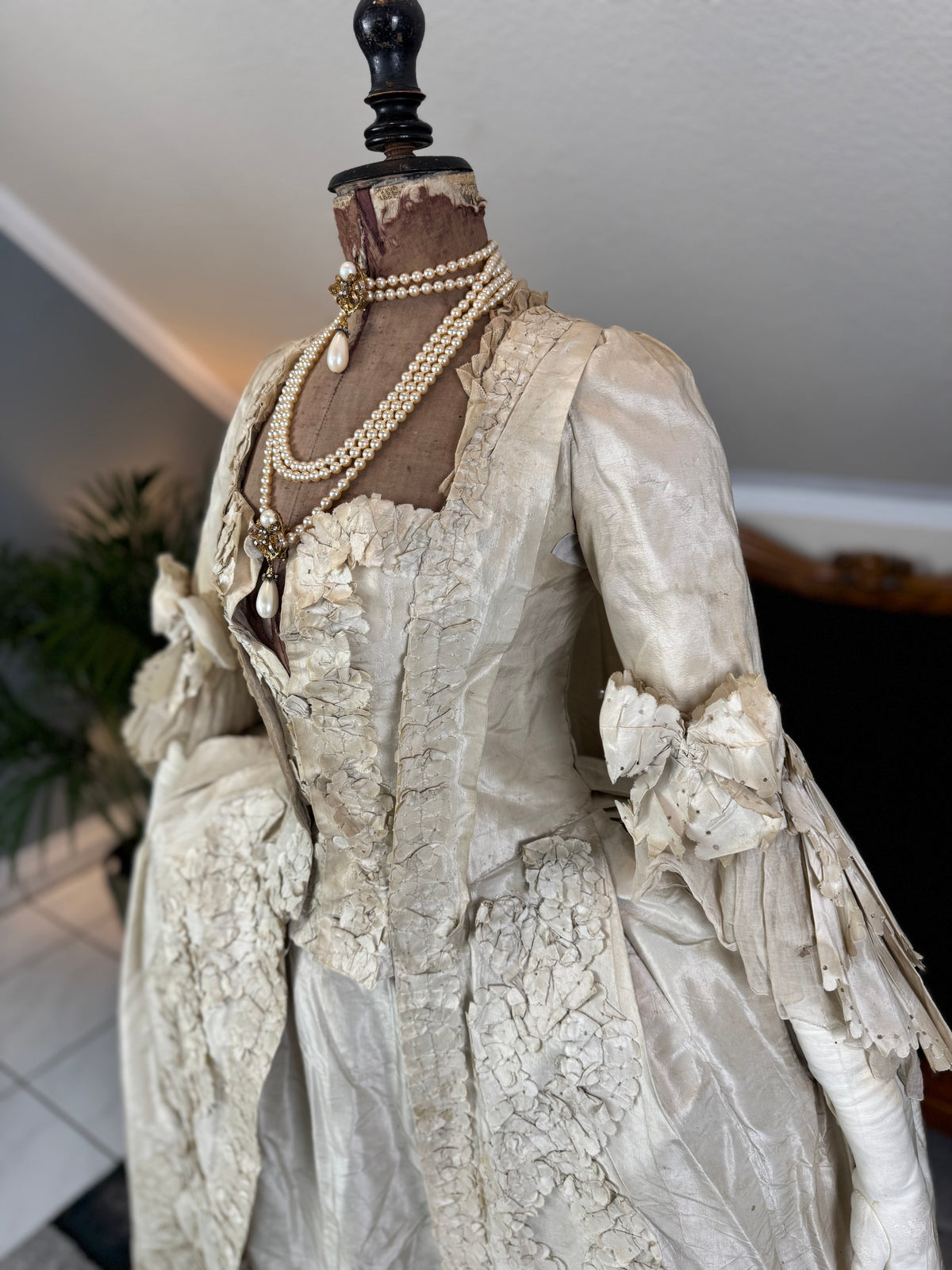 Robe rococo ivoire à la Française et jupon, ca. 1765