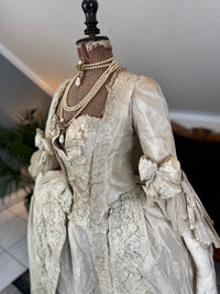 Robe rococo ivoire à la Française et jupon, ca. 1765