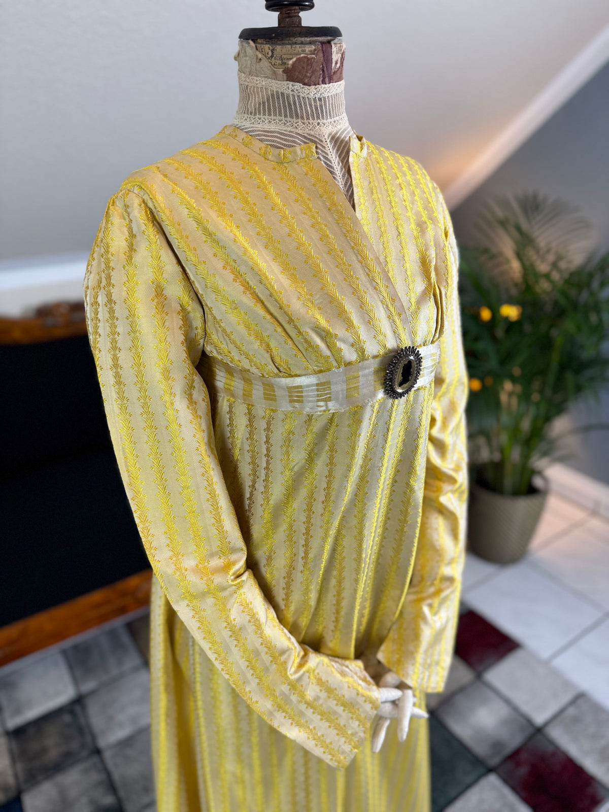 Robe du soir Empire en soie à motifs, vers 1810