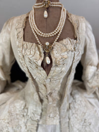 Robe rococo ivoire à la Française et jupon, ca. 1765