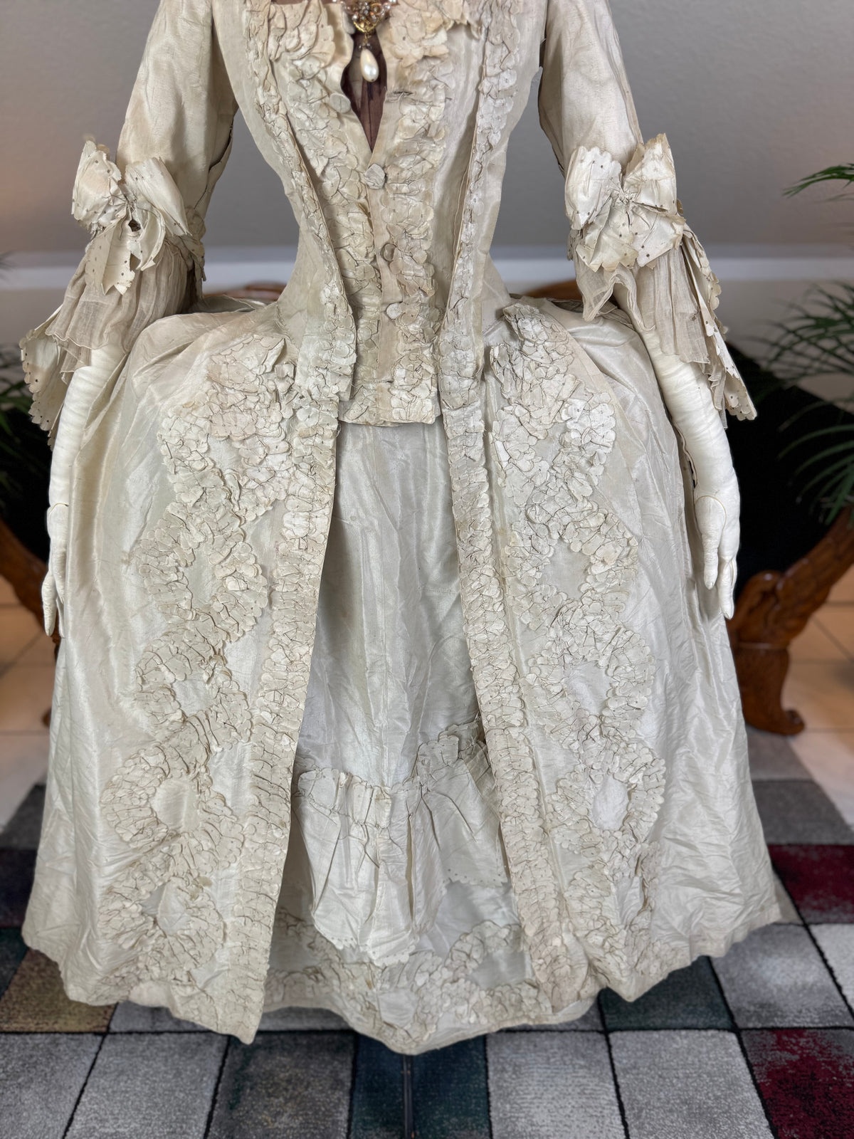 Robe rococo ivoire à la Française et jupon, ca. 1765
