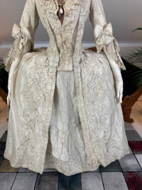 Robe rococo ivoire à la Française et jupon, ca. 1765