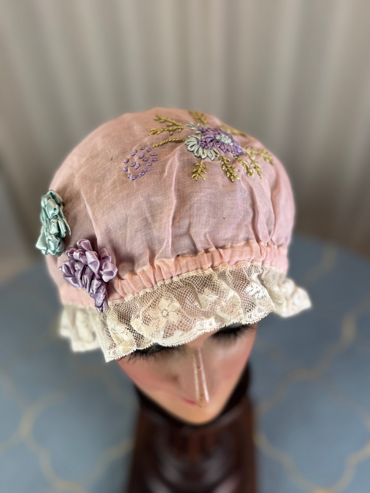 Casquette de boudoir violette antique, années 1920