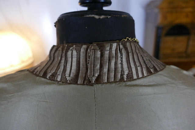 Robe cape à tournure, vers 1870