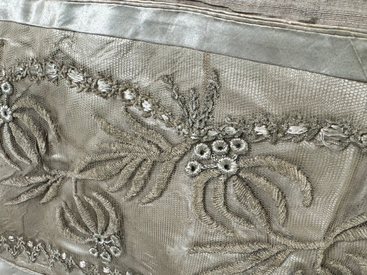 Robe du soir Empire en challis et satin bleu, vers 1815