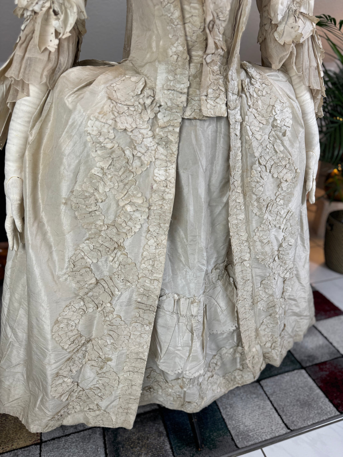 Robe rococo ivoire à la Française et jupon, ca. 1765
