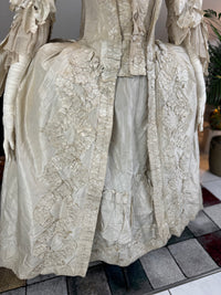Robe rococo ivoire à la Française et jupon, ca. 1765