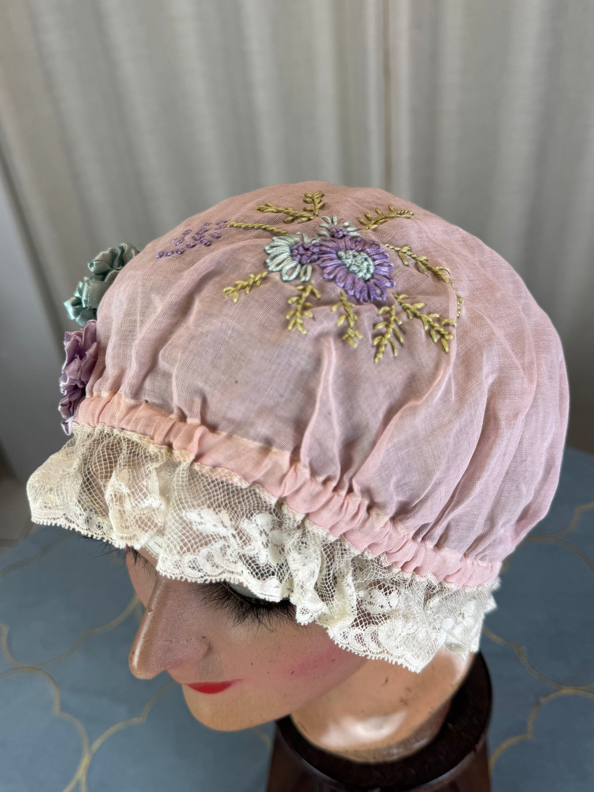 Casquette de boudoir violette antique, années 1920