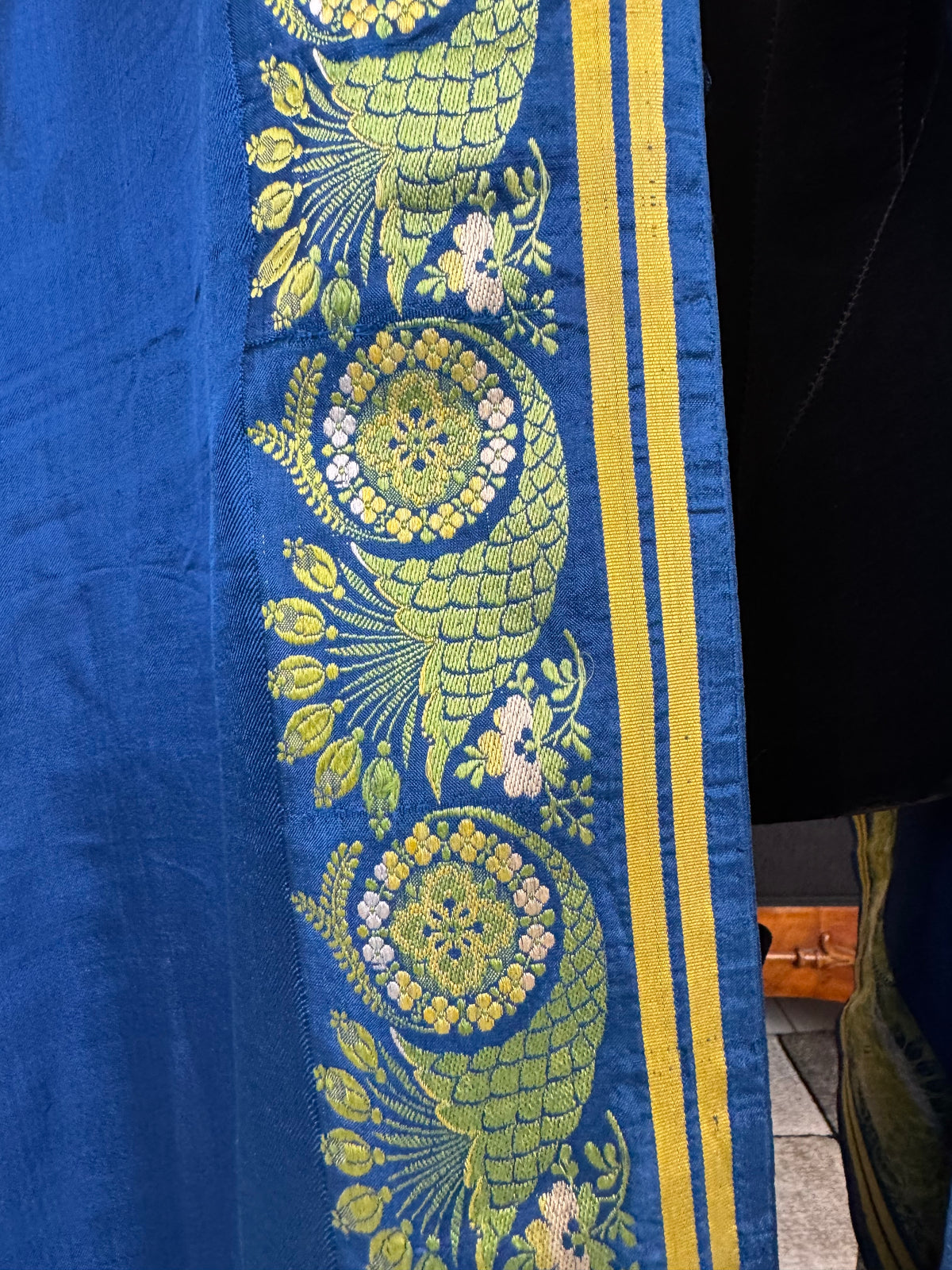 Rococo Elegance in Spitalfields Silk – Antique Stole, ca. 1790