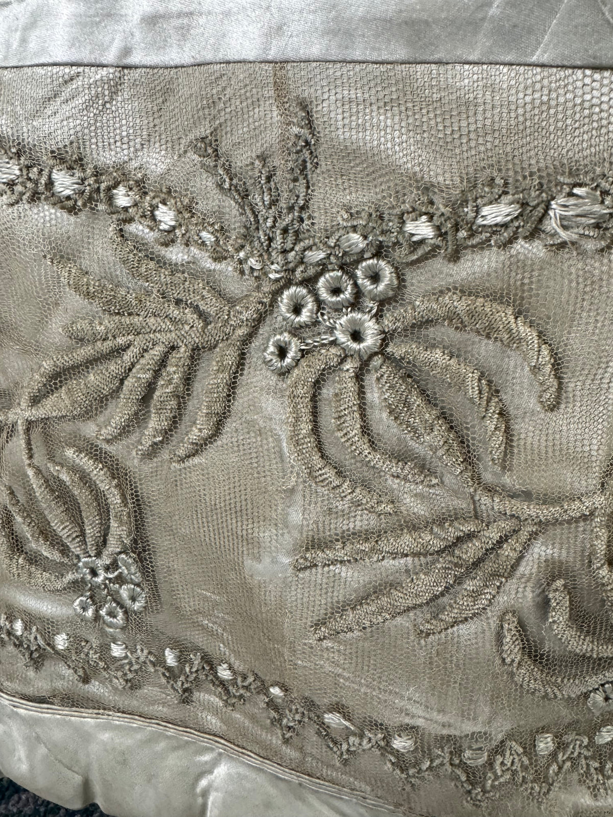 Robe du soir Empire en challis et satin bleu, vers 1815