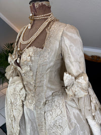 Robe rococo ivoire à la Française et jupon, ca. 1765