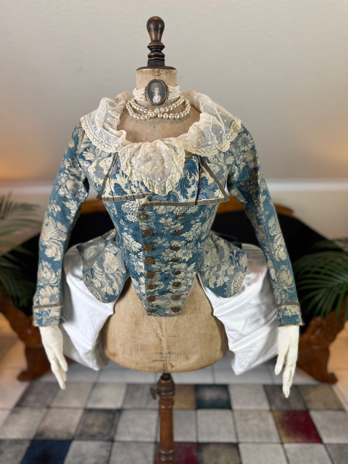 Rococo Caraco 1750 – Blue‑White Floral Silk, Riding‑Style Jacket