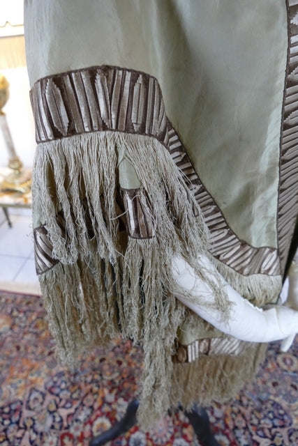Robe cape à tournure, vers 1870