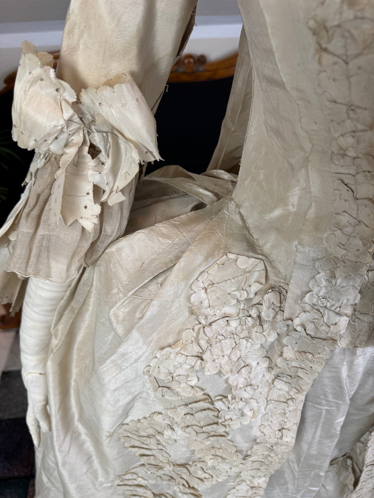 Robe rococo ivoire à la Française et jupon, ca. 1765