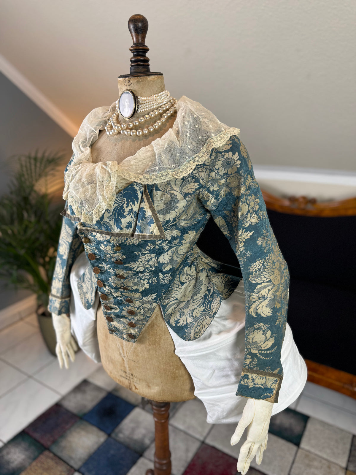 Rococo Caraco 1750 – Blue‑White Floral Silk, Riding‑Style Jacket