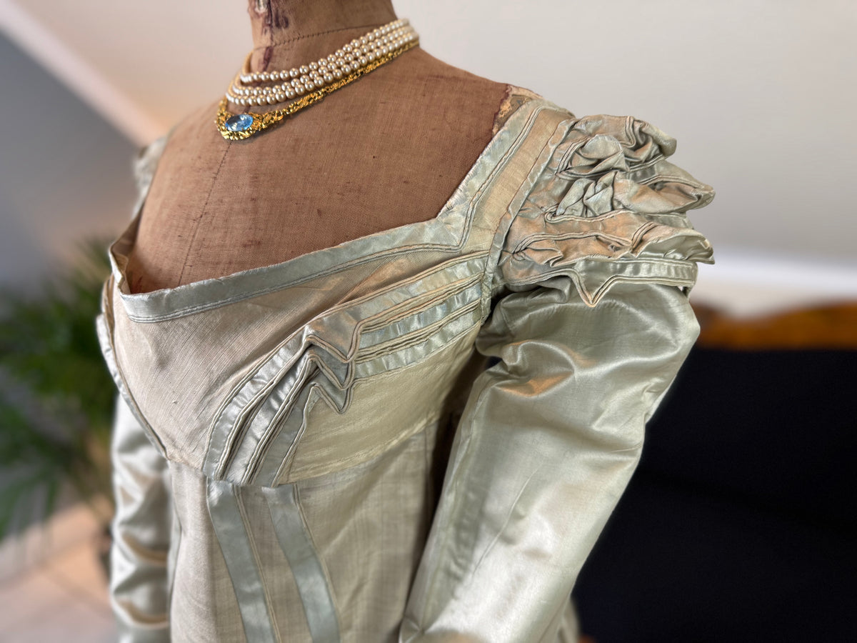 Robe du soir Empire en challis et satin bleu, vers 1815