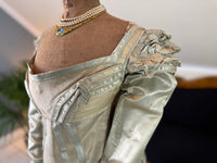 Robe du soir Empire en challis et satin bleu, vers 1815